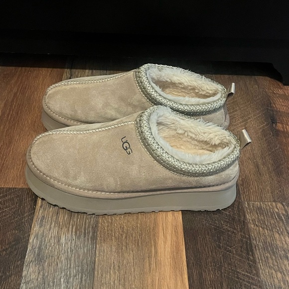 EUC UGG Women’s Platform Suede Moccasin/Clog with fur inside Size 8! - Picture 6 of 16